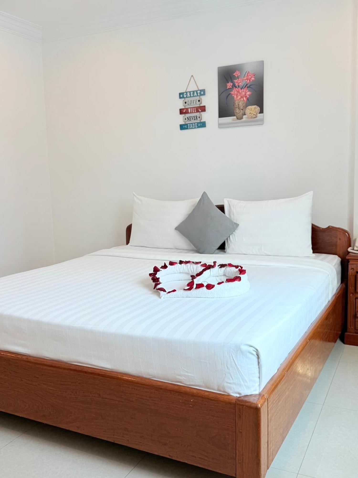 White Corner Hotel Phnom Penh Exterior photo
