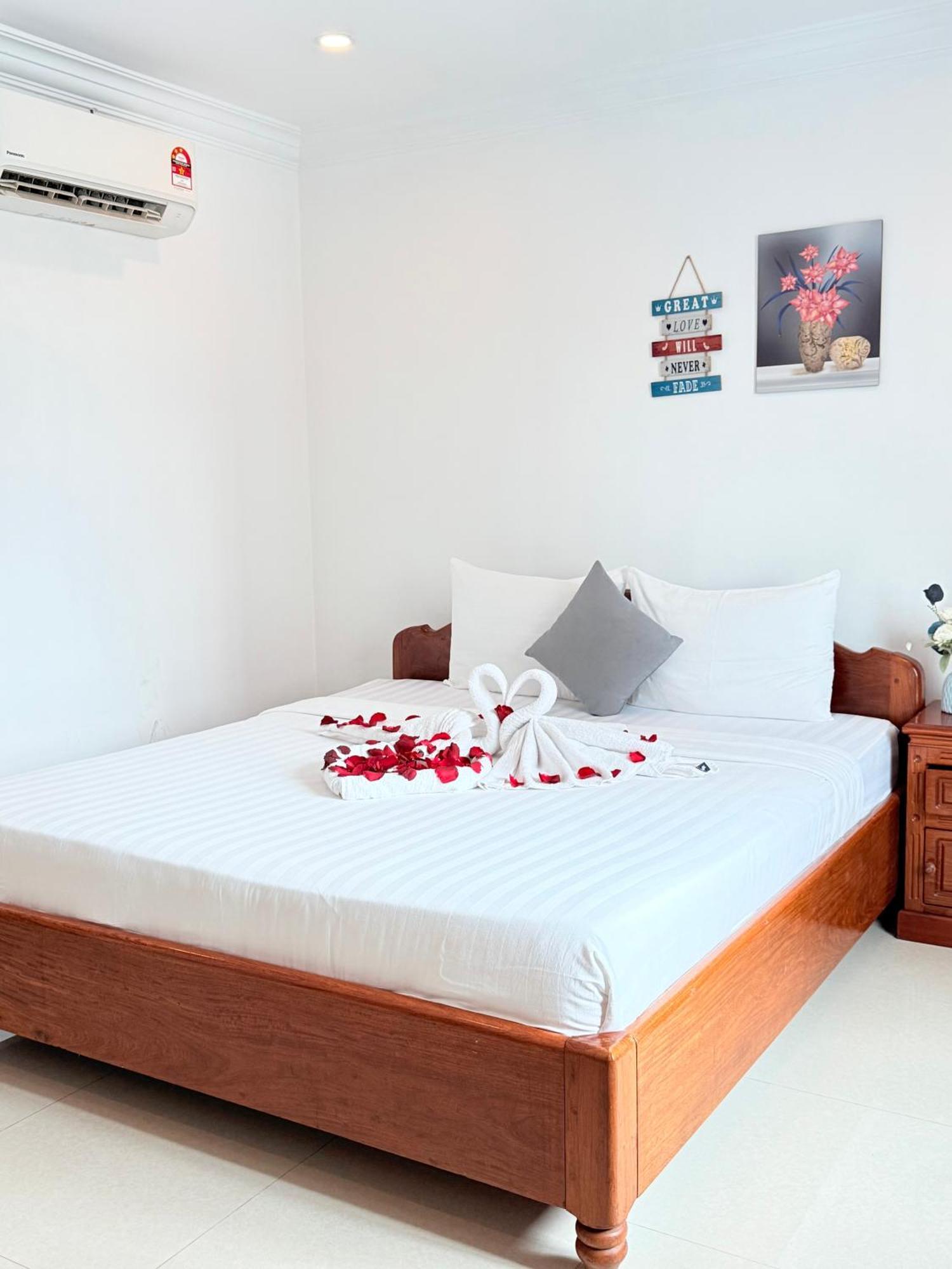 White Corner Hotel Phnom Penh Exterior photo